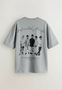 Szürke pamut póló, amelyen fekete grafikával öt alak látható, felettük a "Definitely Maybe" felirat, alatta további részletek.