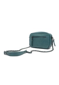 Borsa a tracolla in ecopelle color teal con forma rettangolare, tasca con zip e tracolla a catena removibile. Texture liscia e design minimalista.