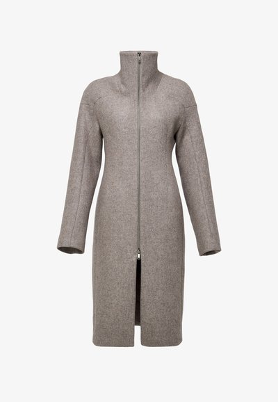 Cappotto lungo e sartoriale in lana grigia chiara, con colletto alto e zip centrale. Presenta maniche ampie e una superficie liscia.