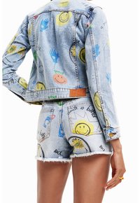 Jeansjacka och shorts-set med flerfärgade leende ansikten, blommor och handavtryck. Fransad nederkant och läderetikettdetalj på shortsen.