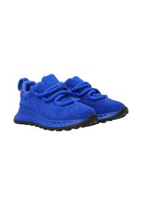 Niebieskie zamszowe sneakersy mają teksturowany wierzch, grubą czarną gumową podeszwę oraz wyraźny system sznurowania zapewniający pewne dopasowanie.
