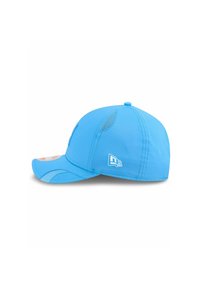 Hellblaues Baseballcap mit gebogenem Schirm, Mesh-Seitenpaneelen und einem weißen Logo-Akzent an der Seite. Strukturiertes Material mit gestickten Details.