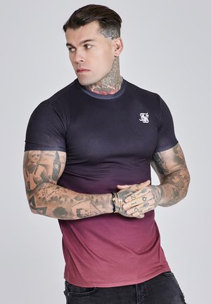 Herre kortærmet T-shirt i gradient fra navy til burgunder. Har rund halsudskæring og logo på brystet. Glat stof med en tætsiddende design.