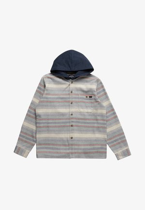 Koszula typu kurtka zapinana na guziki w paski, z długimi rękawami, kieszenią na piersi i ciemnoniebieskim kapturem. Kolory obejmują beż, szarość, pomarańcz i jasny niebieski.