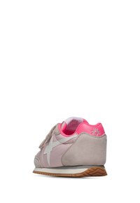 Sneaker in suede rosa chiaro con stella bianca, fodera rosa e suola in gomma. Forma arrotondata con chiusura a lacci e colletto imbottito.