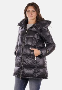 Giubbotto invernale imbottito nero con zip frontale, colletto alto e cappuccio. Presenta tasche laterali e una texture lucida e trapuntata.