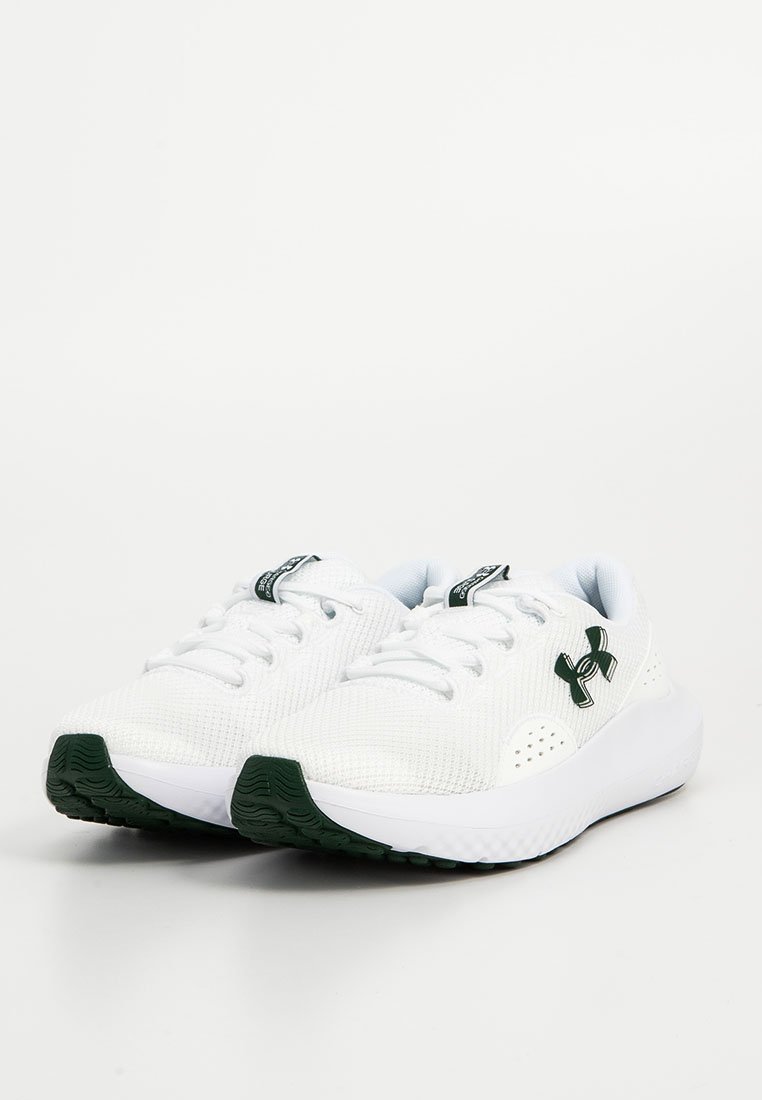 Zapatillas deportivas blancas hechas de tejido de malla texturizada con acentos verdes, punta redondeada y una suela blanca acolchada. Logo prominente en el lateral.