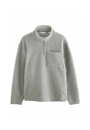 Sweatshirt en polaire gris avec un col à demi-zip, des manches longues et une poche sur la poitrine. Texture douce et coupe décontractée. Design et couleur simples.