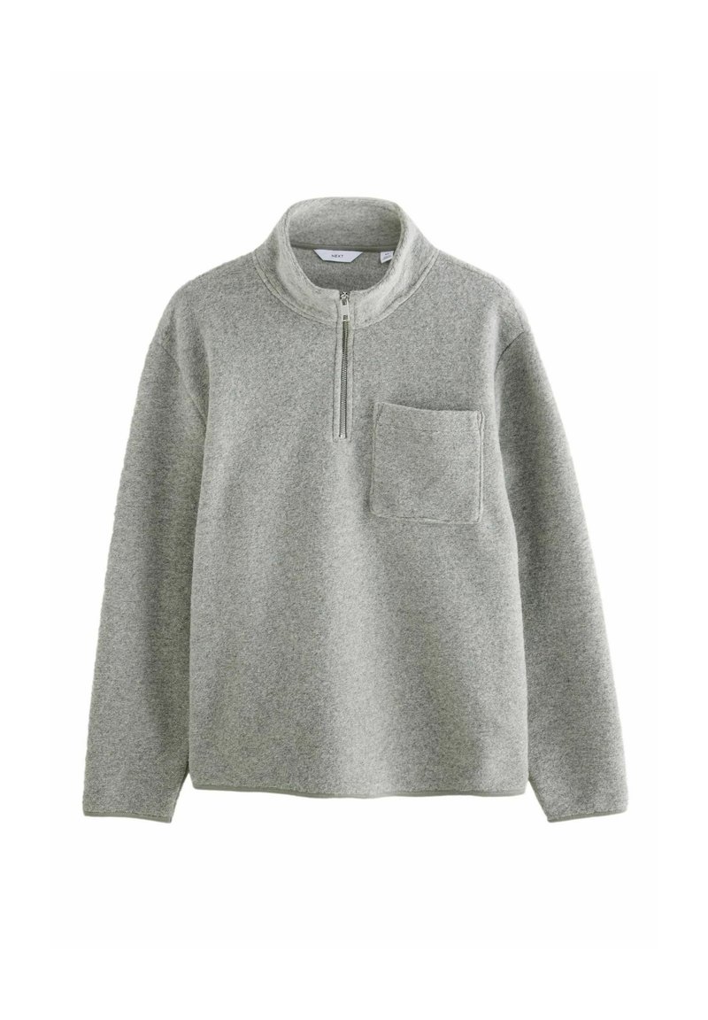 Grå fleece-tröja med halvdraget krage, långa ärmar och bröstficka. Mjuk textur och avslappnad passform. Enkelt mönster och färg.