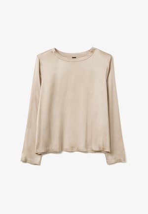 Beige langslim shirt gemaakt van glad, lichtgewicht stof. Heeft een ronde hals en een relaxte pasvorm, met rechte zoom en minimale naden.