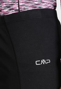 Schwarze Sportshorts mit elegantem Design, glatter Textur und einem weißen CMP-Logo. Sie verfügen über einen taillierten Bund mit einem pink- und graufarbenen Muster.