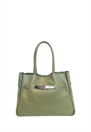 Sac à main en cuir vert avec deux poignées et fermeture à boucle métallique argentée au centre avant sur fond blanc.