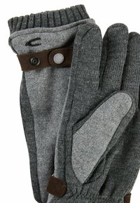 Graue Handschuhe aus gestricktem Stoff, mit einem gerippten Bündchen, einem braunen Akzentband mit Druckknöpfen und glatten grauen Handflächen-Patches.