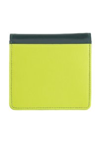 Tarjetero de cuero amarillo brillante con un acento verde oscuro en la parte superior, textura suave y bordes limpios, diseñado para sujetar tarjetas.