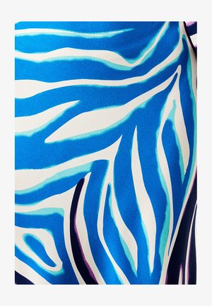 Niebiesko-biała tkanina ma falisty wzór z różnymi odcieniami niebieskiego, akcentowany odcieniami fioletu i teksturowanym splotem.