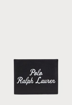 Crni kožni držač za kartice s bijelim otisnutim tekstom "Polo Ralph Lauren." Jednostavni pravokutni dizajn s glatkom teksturom i čistim rubovima.