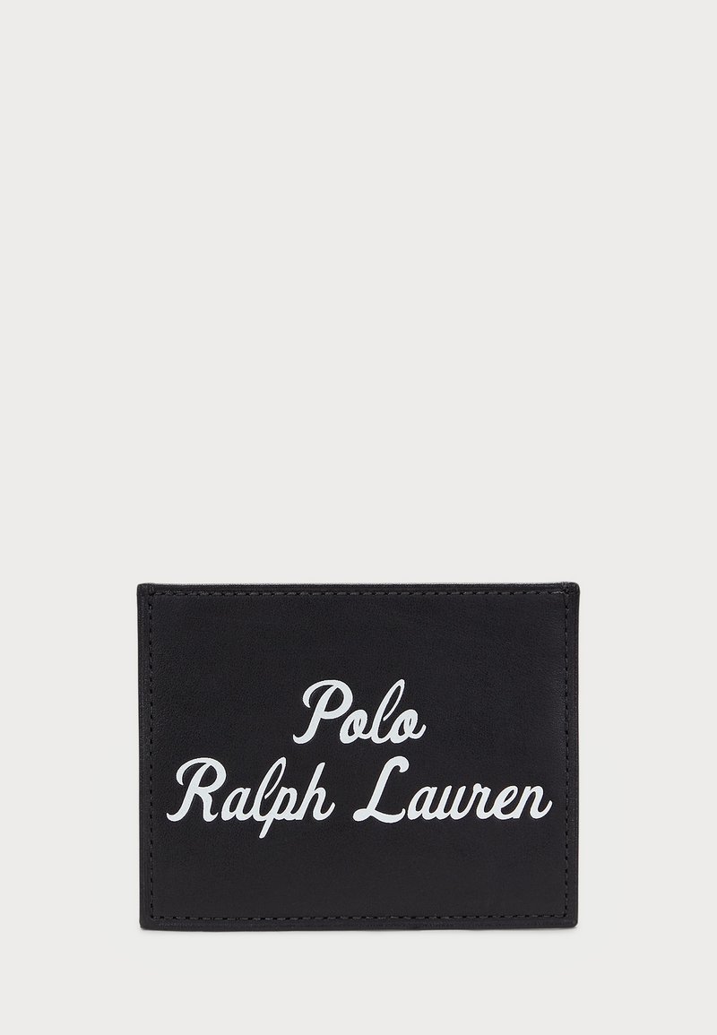 Črn usnjeni etui za kartice z belim tiskanim besedilom 'Polo Ralph Lauren.' Preprost pravokoten dizajn z gladko teksturo in čistimi robovi.