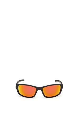 Schwarze rechteckige Sonnenbrille mit orange-roten verspiegelten Gläsern, liegend auf einer weißen Oberfläche.