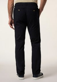 Marinblå, byxor med elastisk midja och två bakfickor samt guldknappar. Uppvikta fållar och lättviktigt material. Avslappnad design som passar för vardagsbruk.