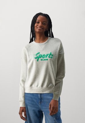 Ljusgrå sweatshirt med ribbad rund hals, med grön broderad text "Sports Club" och horisontella gröna ränder över bröstet.