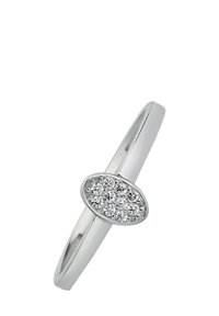 Bague en argent avec un anneau lisse, présentant un dessus ovale orné de plusieurs pierres précieuses rondes claires disposées en groupe.