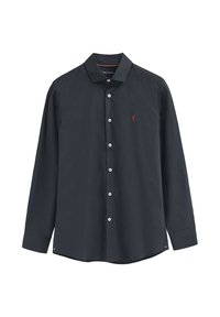 Camicia a maniche lunghe di colore blu scuro in cotone, con chiusura a bottoni, bottoni bianchi e un piccolo logo rosso sul petto. Texture liscia.