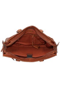 Bolso de cuero marrón con un exterior texturizado, un interior espacioso y un forro de algodón. Presenta un cierre con cremallera y un bolsillo interior.