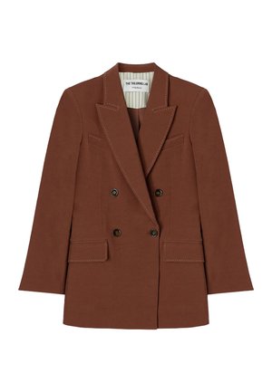 Blazer marrón de doble botonadura con solapas con muesca, cuatro botones delanteros, dos bolsillos con solapa y detalles de costura a lo largo del borde del cuello y los bolsillos.