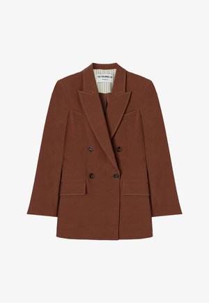 Blazer marrón de doble botonadura con solapas con muesca, cuatro botones delanteros, dos bolsillos con solapa y detalles de costura a lo largo del borde del cuello y los bolsillos.
