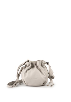 Klein beige leren buideltasje met trekkoord, verstelbare schouderriem en kwastdetail op een witte achtergrond.