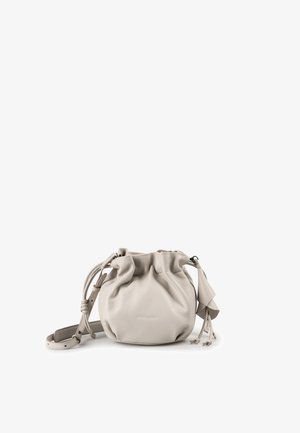 Klein beige leren buideltasje met trekkoord, verstelbare schouderriem en kwastdetail op een witte achtergrond.