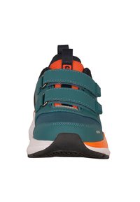 Turkusowe buty sportowe z trzema paskami na rzepy, pomarańczowymi akcentami, siateczkową strukturą oraz białą podeszwą z czarną gumową podeszwą zewnętrzną.