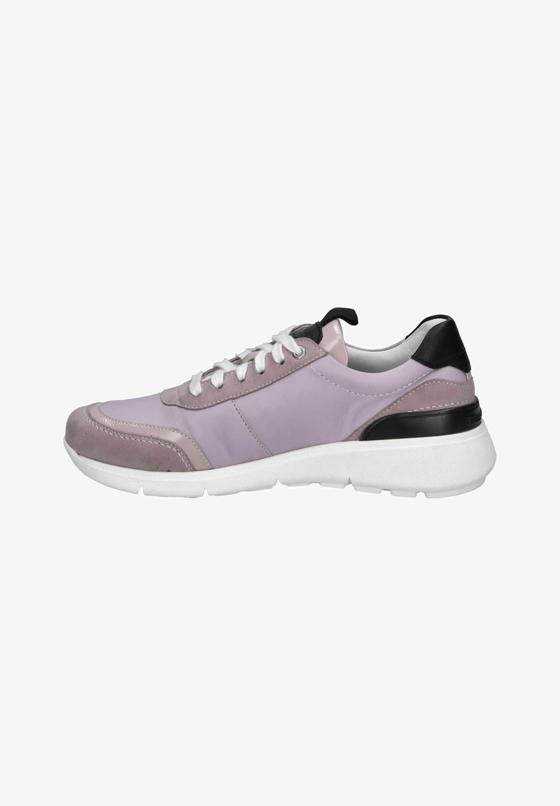Lila Leder-Sneaker mit einer grauen Wildleder-Zehenkappe, weißen Schnürsenkeln und einem schwarzen Fersenakzent. Verfügt über eine dicke weiße Sohle und Nähdetails.
