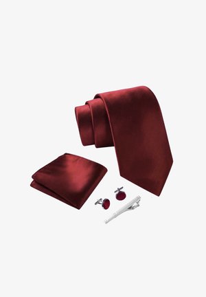 Cravate en soie bourgogne avec de subtils rayures diagonales, pochette assortie, boutons de manchette en argent avec des accents rouges, et une pince à cravate en argent.