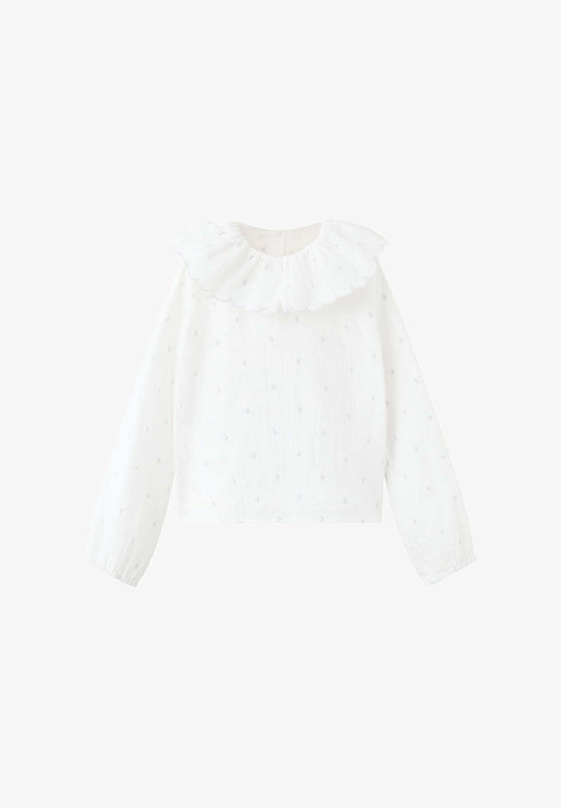 Blouse blanche à manches longues avec petite texture à pois et grand col à volants avec bords festonnés, poignets élastiques et encolure ronde.