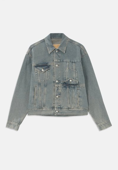 Világoskék farmerdzseki gombos elülső résszel, két mellzsebbel fedéllel, két oldalzsebbel és hosszú ujjakkal.