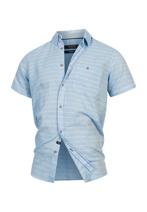 Camicia azzurra chiara a maniche corte con bottoni, con strisce orizzontali bianche, dotata di taschino sul petto e bottoni marroni. Tessuto di cotone, design casual.