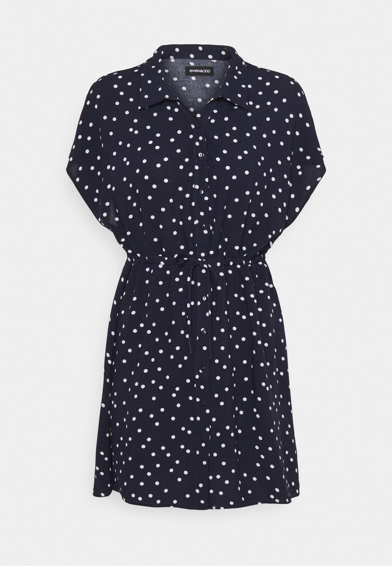 Robe-chemise bleu marine à manches courtes, à pois blancs, avec patte de boutonnage sur le devant, col et ceinture ajustable à la taille.