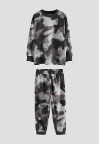 Ensemble de pyjama à imprimé camouflage en gris et noir. Le haut à manches longues a un col rond et des poignets côtelés. Le pantalon est doté d'une taille élastique et de bords côtelés.