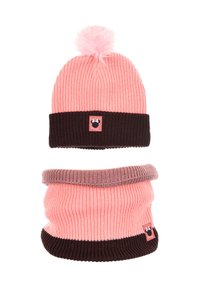 Gorro de punto rosa con pompón y banda marrón, combinado con una bufanda de cuello rosa y marrón a juego, que presenta un pequeño parche con logo.