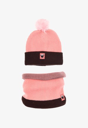 Berretto in maglia rosa con pompon e fascia marrone, abbinato a un caldo collo rosa e marrone, con una piccola etichetta con logo.