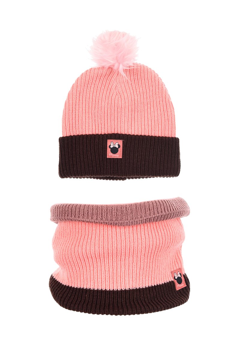 Gorro de punto rosa con pompón y banda marrón, combinado con una bufanda de cuello rosa y marrón a juego, que presenta un pequeño parche con logo.