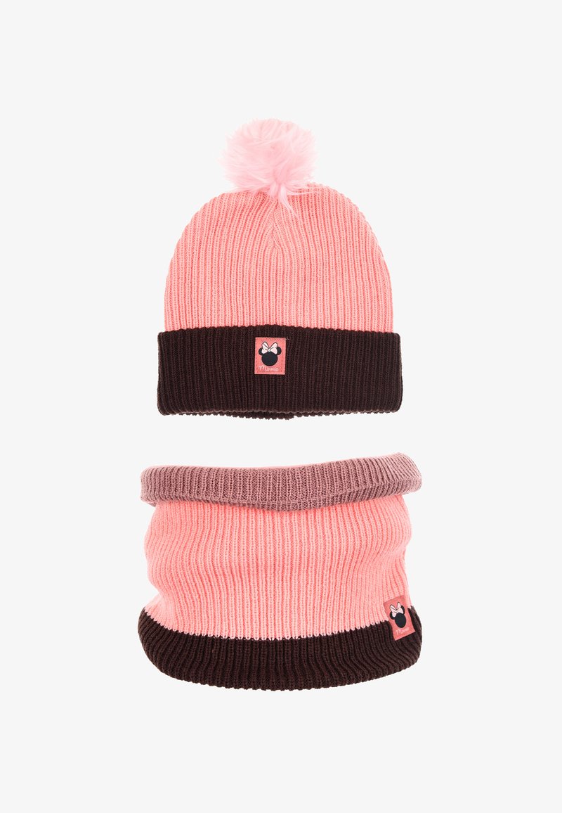 Berretto in maglia rosa con pompon e fascia marrone, abbinato a un caldo collo rosa e marrone, con una piccola etichetta con logo.