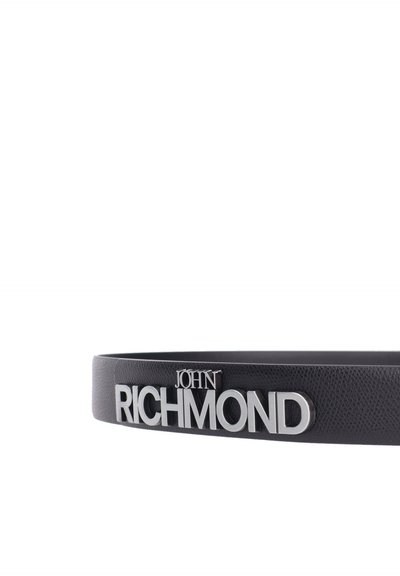 Zwarte leren riem met textuur en een zilveren metalen gesp met het logo "JOHN RICHMOND" op een witte achtergrond.