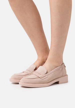 Mocassins en daim rose pâle avec un bout rectangulaire, des coutures décoratives et un petit talon bloc pour plus de stabilité.