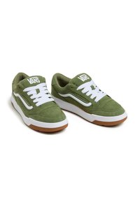 Groene suede lage sneakers met witte veters en witte accenten, met een gestructureerde afwerking, rubberen zolen en kleine perforaties.