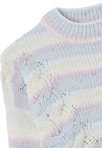 Strickpullover mit ribbeligem Rundhalsausschnitt, der vertikale Streifen in Pastellfarben: Blau, Rosa und Creme sowie strukturierte Zopfmuster-Akzente aufweist.
