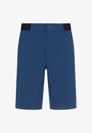 Kék sort sima anyagból, fekete derékpánttal, gombos záródással és egyenes szabású lábakkal. Nincsenek minták.