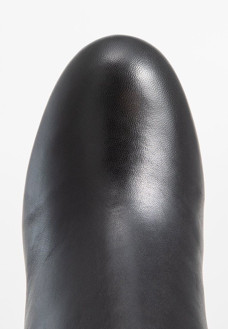 Botte en cuir noir avec une finition lisse et brillante ; bout arrondi et design minimaliste. Aucune quincaillerie ou accent visible.