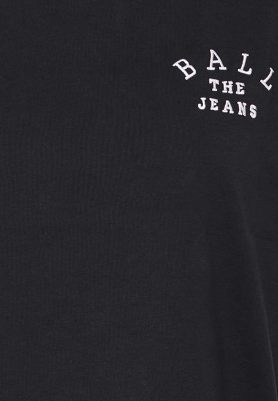 Tricou negru din bumbac, cu mâneci scurte și guler rotund, având text brodat alb "BALL THE JEANS" pe partea din față.